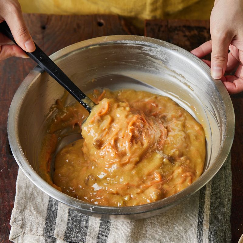 다진 호두와 강판에 간 당근, 바닐라 익스트랙을 넣고 섞어 반죽을 완성해 주세요.
(tip. 당근은 강판으로 갈아 넣어야 더 맛있어요)