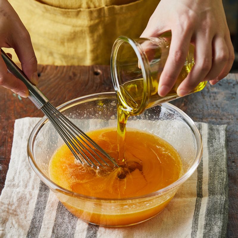 볼에 달걀을 풀고 설탕을 3~4회 나누어 넣어 섞어주세요. 설탕이 녹으면 올리브오일을 넣고 섞어주세요.
(tip. 올리브오일은 포도씨오일로 대체할 수 있어요)