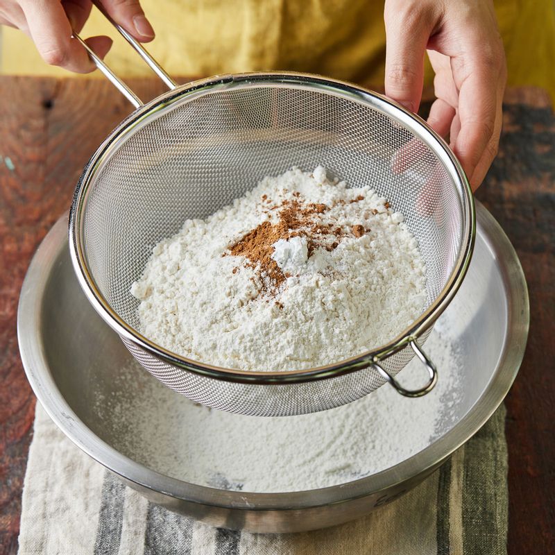 박력분, 베이킹파우더, 시나몬가루를 체에 내린 후 달걀 혼합물에 넣고 주걱으로 섞어주세요.