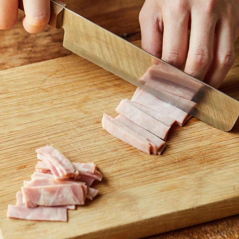 베이컨과 햄은 적당한 크기로 잘라주세요.