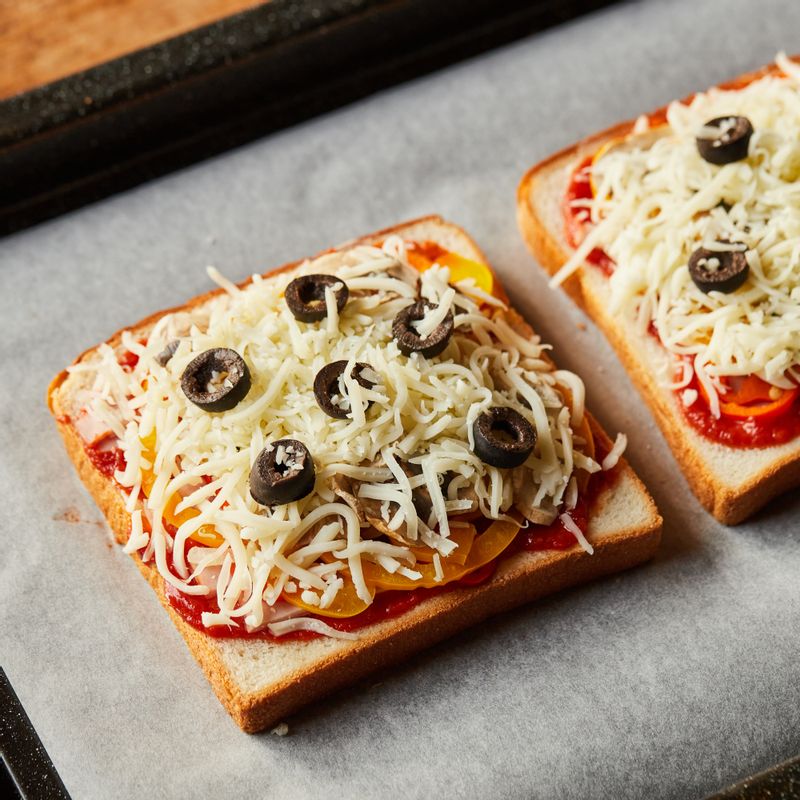 슈레드 모짜렐라와 올리브를 올려 법랑 접시에 올려주세요.