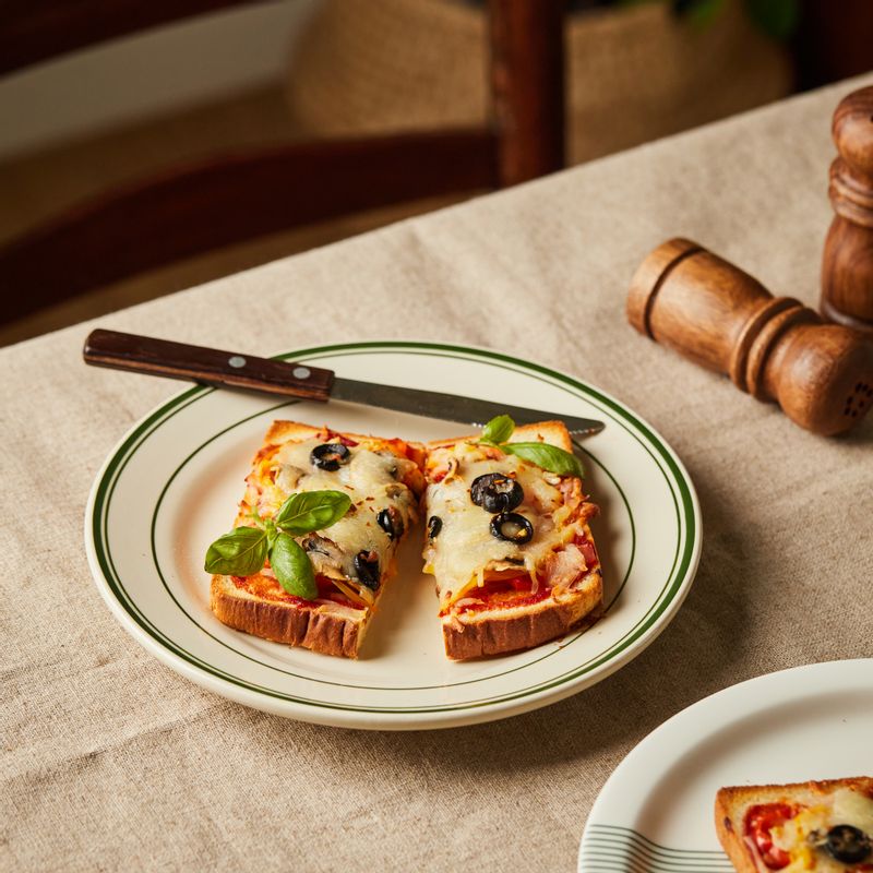 완성된 피자 토스트를 맛있게 즐겨주세요.