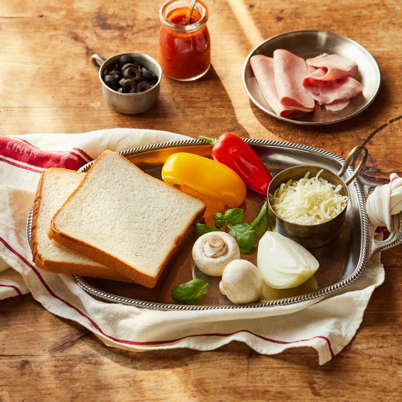 피자 토스트을 위한 재료 이미지로 식빵,시판 토마토소스,베이컨,슬라이스 햄,양송이 등으로 구성 되어있습니다.
