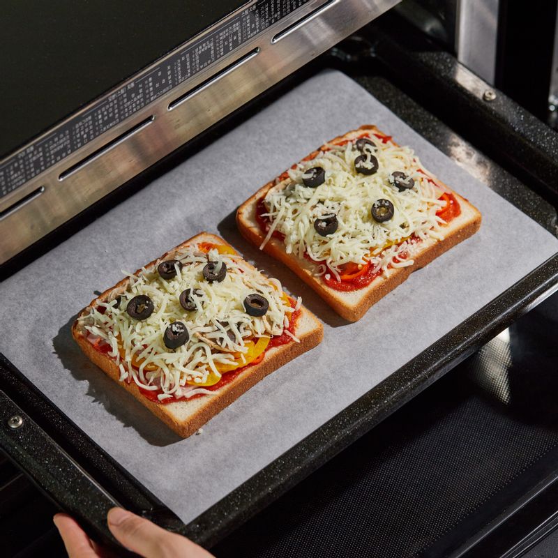 법랑 접시를 3단에 넣고 광파오븐 자동 요리 <토스트>에서 <피자 토스트> 2장 분량을 선택한 후 구워주세요.
(tip. "오븐에 전송"버튼을 누르면 간단하게 설정할 수 있어요)