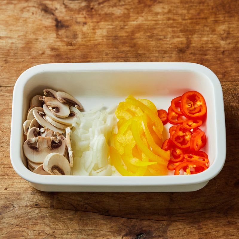 양송이, 파프리카, 양파는 적당한 크기로 썰어 내열 용기에 담아주세요.