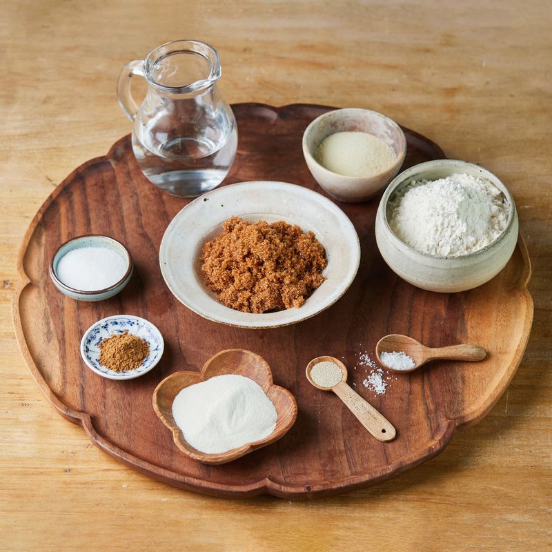 중국식 호떡을 위한 재료 이미지로 강력분,드라이이스트,설탕,미지근한 물,올리브오일 등으로 구성 되어있습니다.