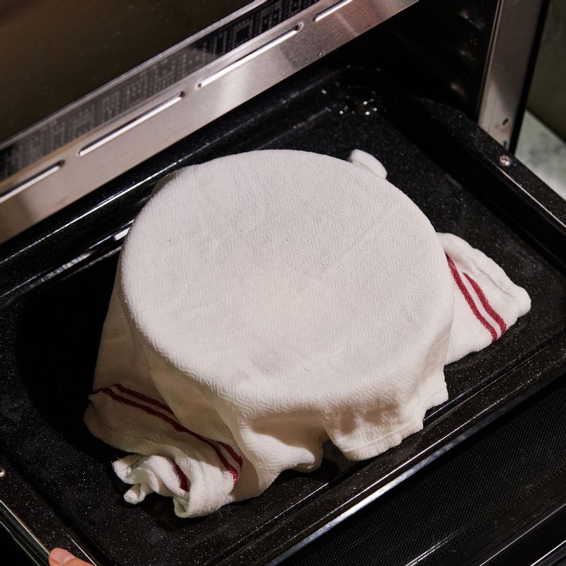 반죽이 하나로 뭉쳐지면 내열 용기에 담아 젖은 행주나 랩으로 덮어주세요. 법랑 접시에 내열 용기를 올려 1단에 넣고 광파오븐 자동 요리 <발효>에서 <빵반죽> 1회분을 선택 후 발효해 주세요.
(tip. "오븐에 전송"버튼을 누르면 간단하게 설정할 수 있어요)