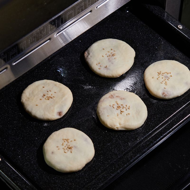 법랑 접시에 올리브오일을 살짝 바르고 반죽을 올려서 2단에 넣고 광파오븐 수동 요리 <오븐>에서 160도로 18~21분 정도 구워주세요.