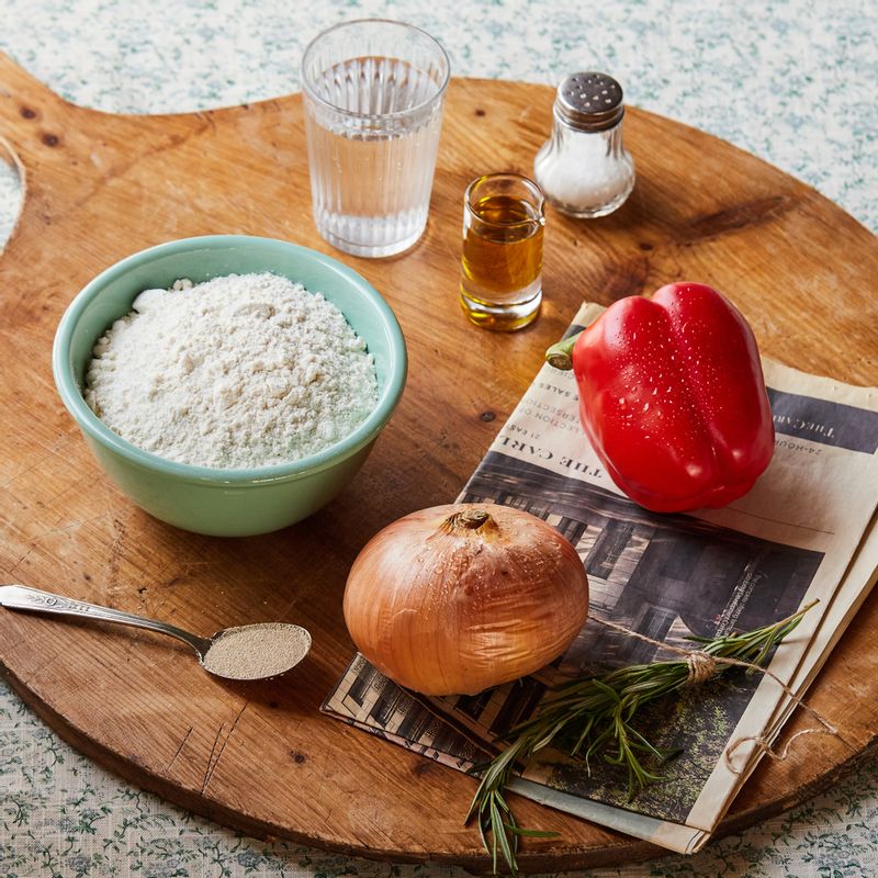 어니언 포카치아을 위한 재료 이미지로 강력분,드라이이스트,설탕,소금,따뜻한 물 등으로 구성 되어있습니다.