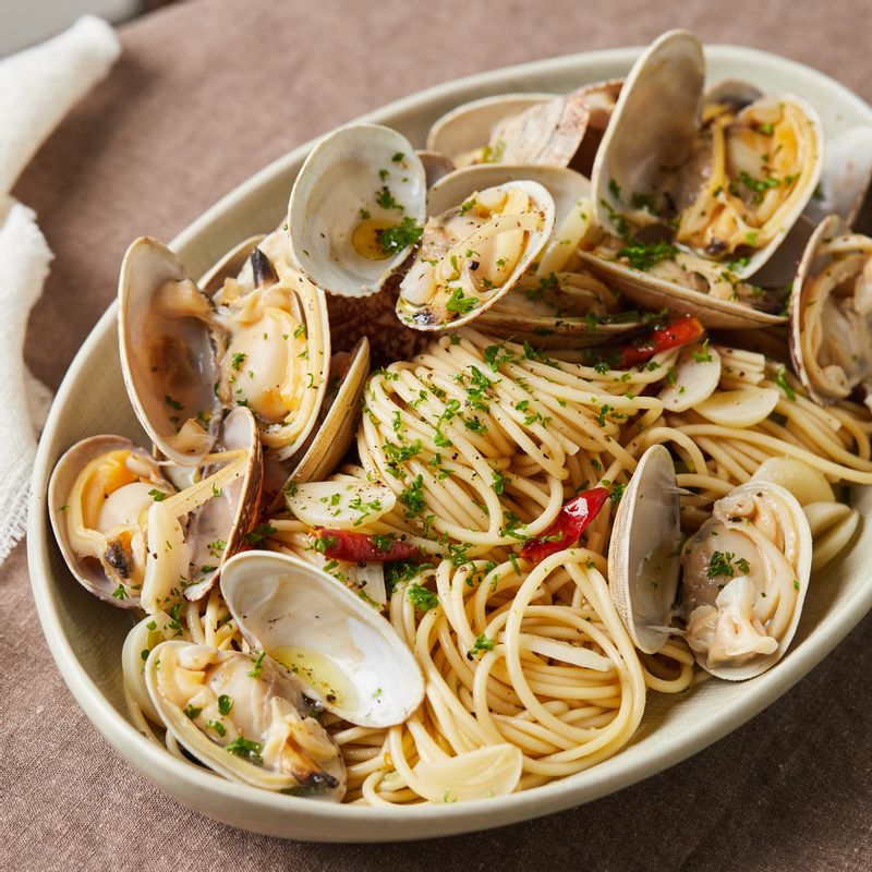 파스타 면에 바지락을 넣고 파슬리를 뿌려 골고루 섞은 후 맛있게 즐겨주세요.