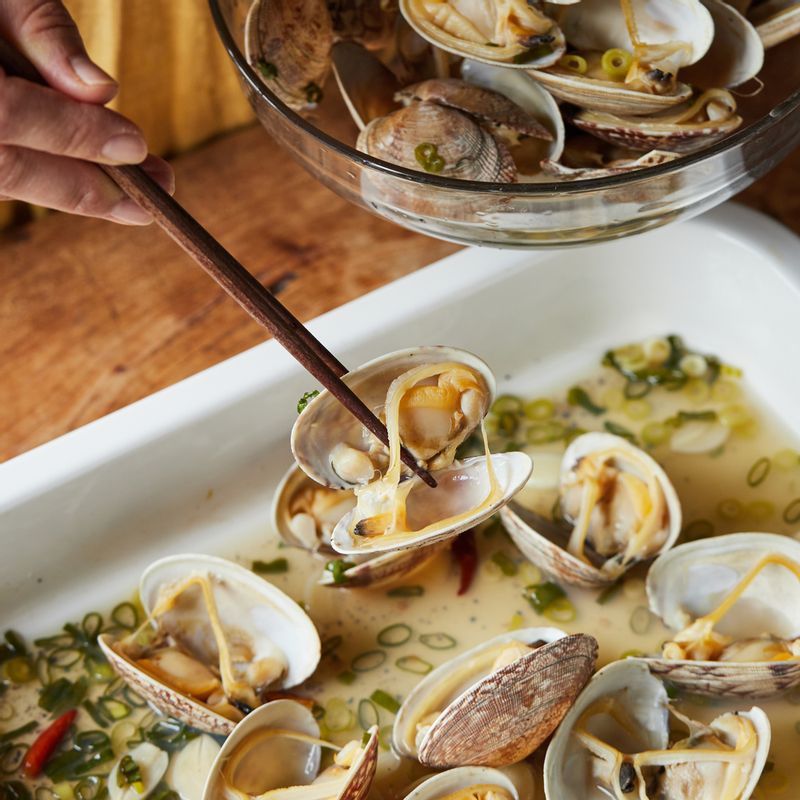 바지락은 접시에 덜어내고 남은 육수에 파스타면을 넣고 물 1컵과 올리브오일을 부어주세요.