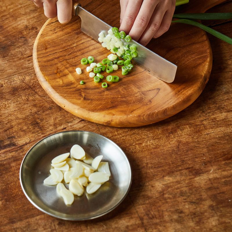 마늘은 편 썰고 실파는 송송 썰어주세요.