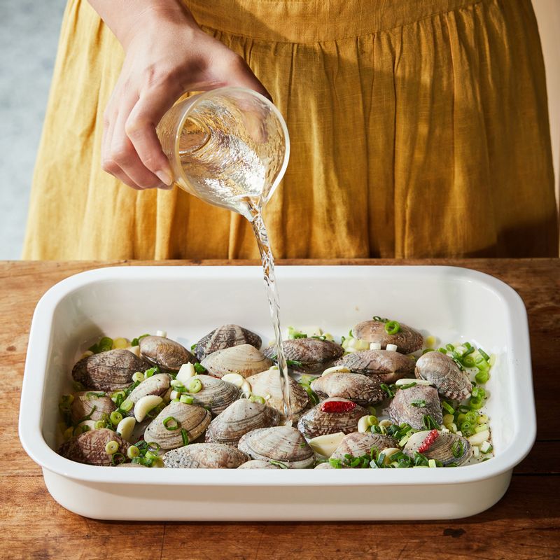 내열 용기에 주재료를 모두 넣어주세요.