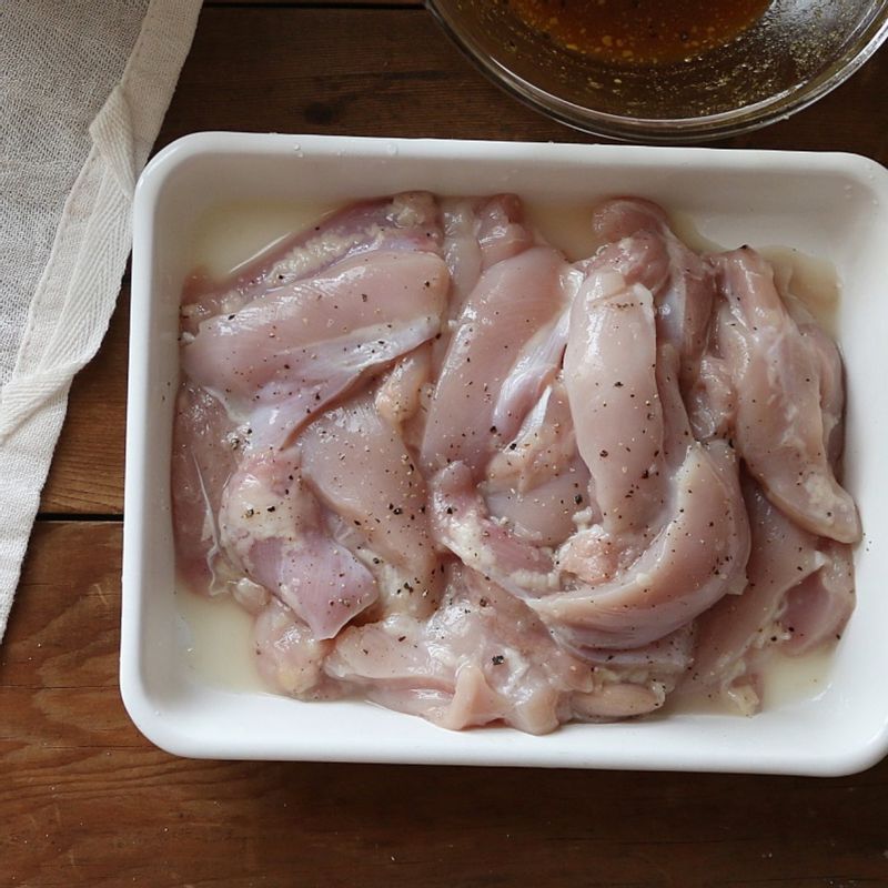닭다리살은 우유에 30분간 담갔다가 씻어 주세요. 물기를 제거하고 먹기 좋은 크기로 자른후 밑간 재료에 10분간 재웁니다.