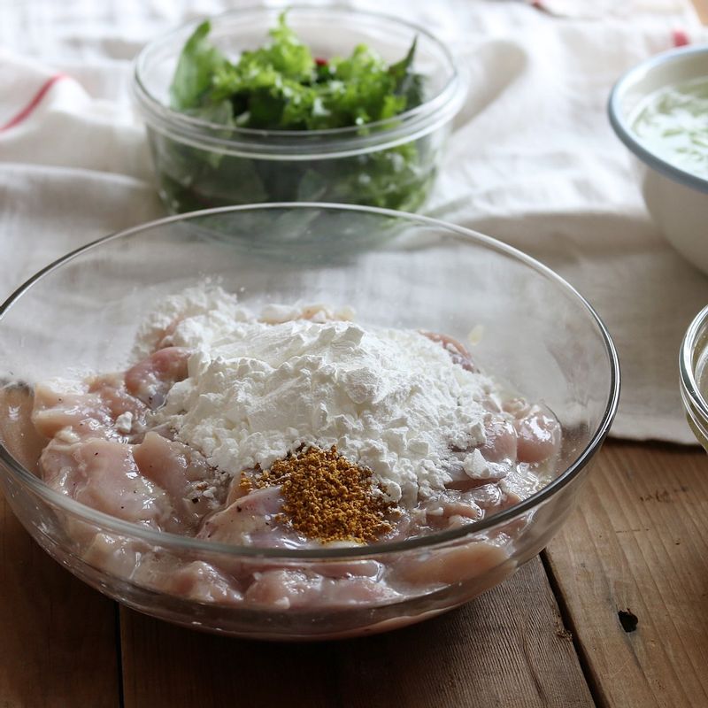 닭다리살에 튀김 반죽 재료를 넣고 잘 섞어주세요. 팬에 식용유를 넉넉히 두르고 170도로 달군 후 닭다리살을 노릇하게 두 번 튀겨줍니다.