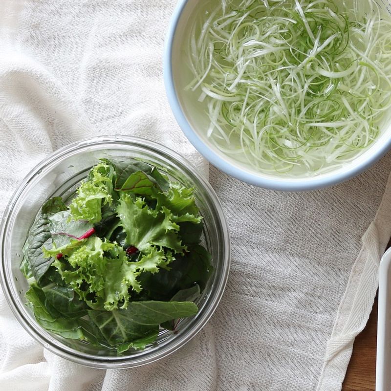잎채소는 먹기 좋게 자르고 대파는 얇게 채 썰어 찬물에 담갔다가 물기를 빼줍니다.