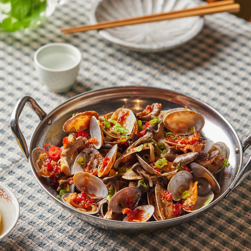 완성된 매운 버섯 조개찜을 가볍게 위아래 섞은 후 맛있게 즐겨주세요.