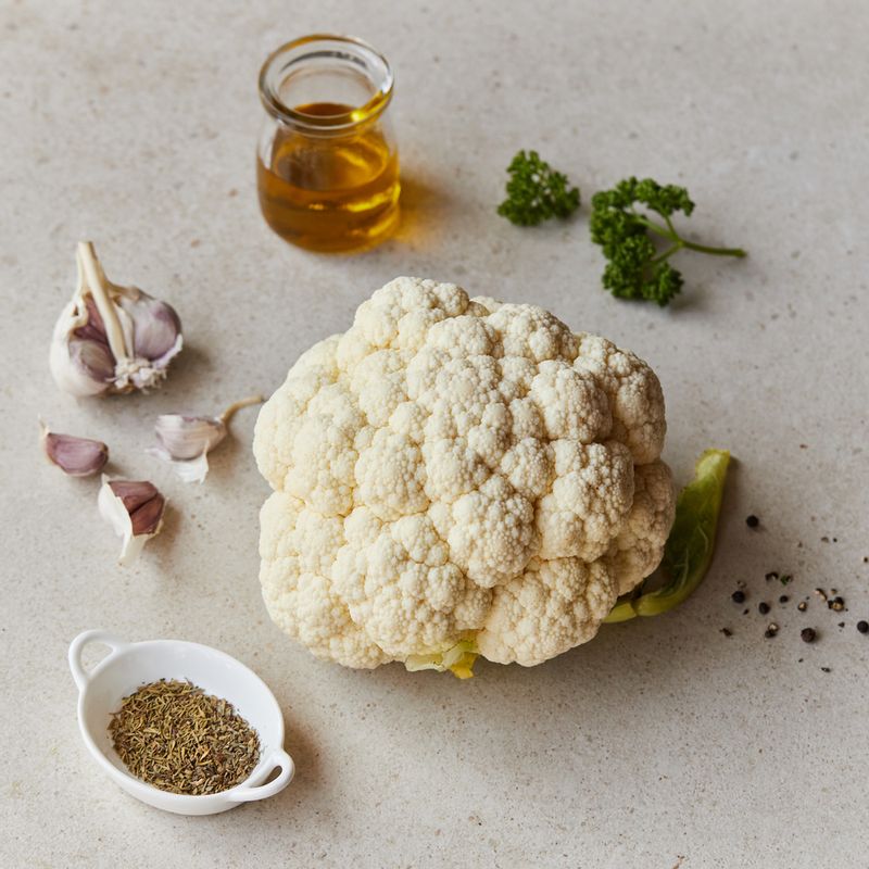 콜리플라워 스테이크을 위한 재료 이미지로 콜리플라워 등으로 구성 되어있습니다.