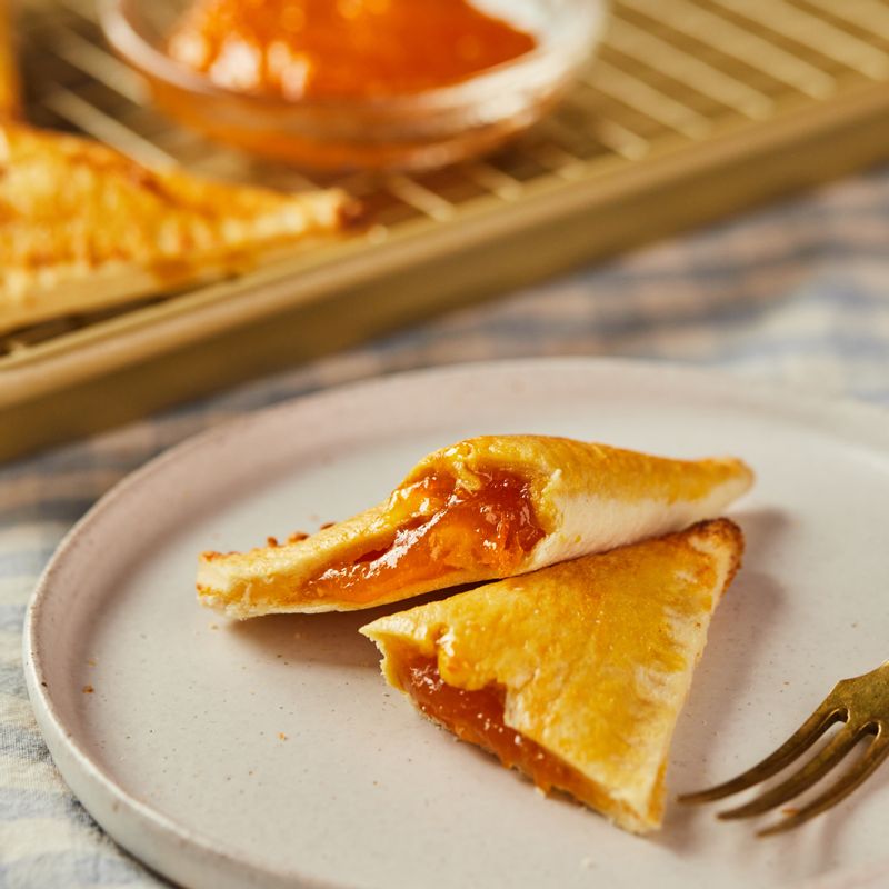 완성된 감귤 파이를 접시에 담아 맛있게 즐겨주세요.