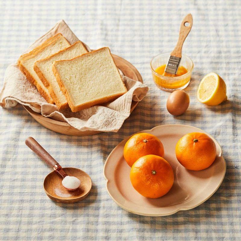 감귤 파이을 위한 재료 이미지로 식빵,귤,달걀,설탕,레몬즙 등으로 구성 되어있습니다.
