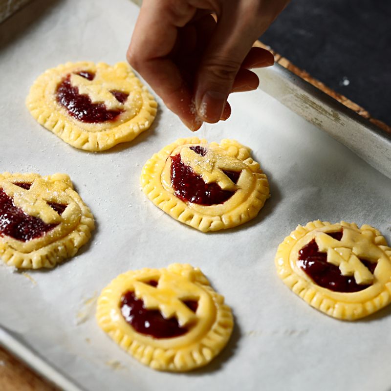 파이 윗부분에 달걀물을 바른 후 설탕을 뿌려주세요.