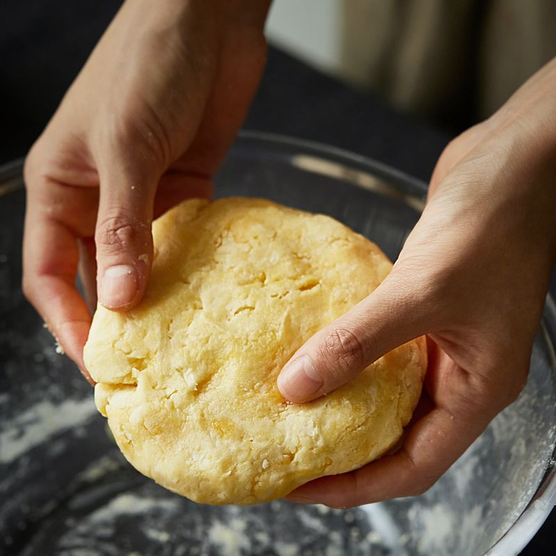 가루가 보이지 않을 정도가 되면 한 덩어리로 뭉치고, 위생팩에 넣어 납작하게 눌러 냉장실에서 1시간 정도 휴지시켜주세요.
(tip. 반죽을 휴지시켜야 파이를 구울때 반죽이 줄어들지 않아요)