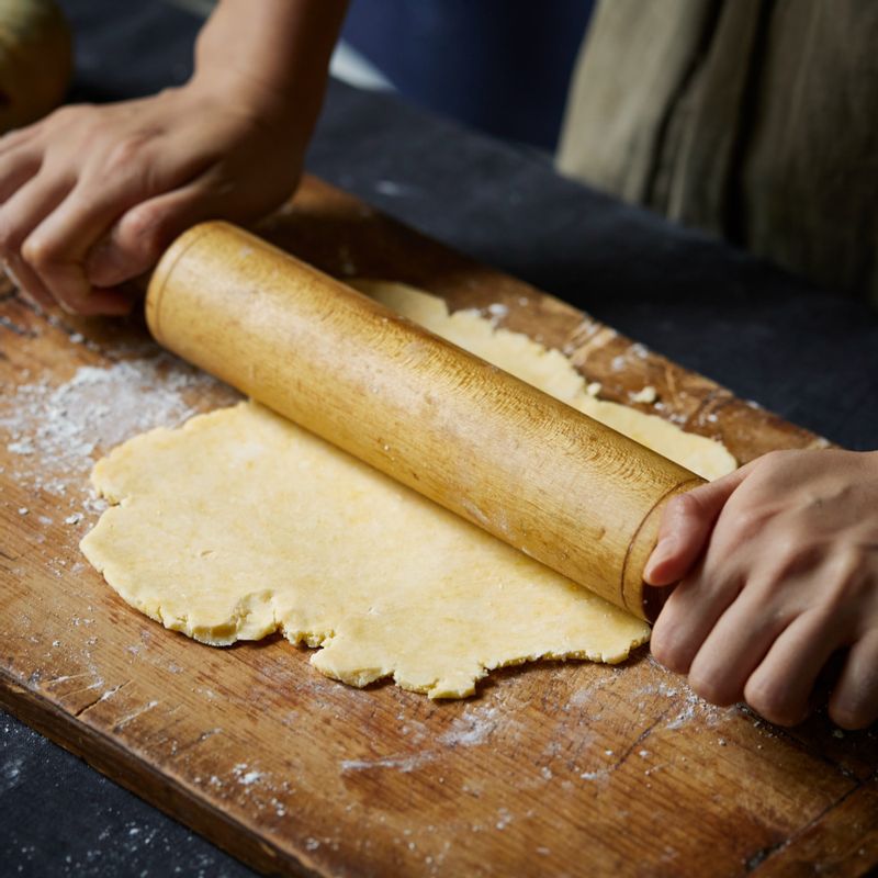 휴지 시킨 반죽을 평평한 곳에 놓고 밀대를 이용해서 0.3cm가 될 때까지 밀어주세요. 반죽이 바닥에 붙지 않도록 중간중간 덧밀가루를 뿌려주세요.
(tip.반죽을 만들지 않고 식빵을 밀대로 밀어 간단하게 만들수도 있답니다)
