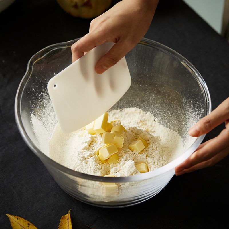 넓은 볼에 체를 받쳐 밀가루를 곱게 내린 후 설탕, 소금을 넣어 섞고 차가운 버터가 0.2cm크기가 될 때까지 스크래퍼로 자르듯이 눌러가며 반죽해주세요.