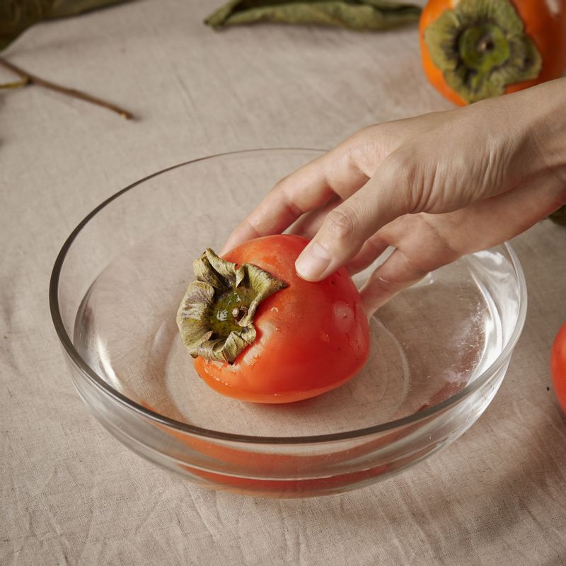 깨끗하게 씻은 홍시의 꼭지 부분을 떼주세요.