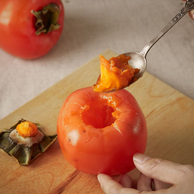 가운데 부분을 칼이나 숟가락으로 파내주세요.