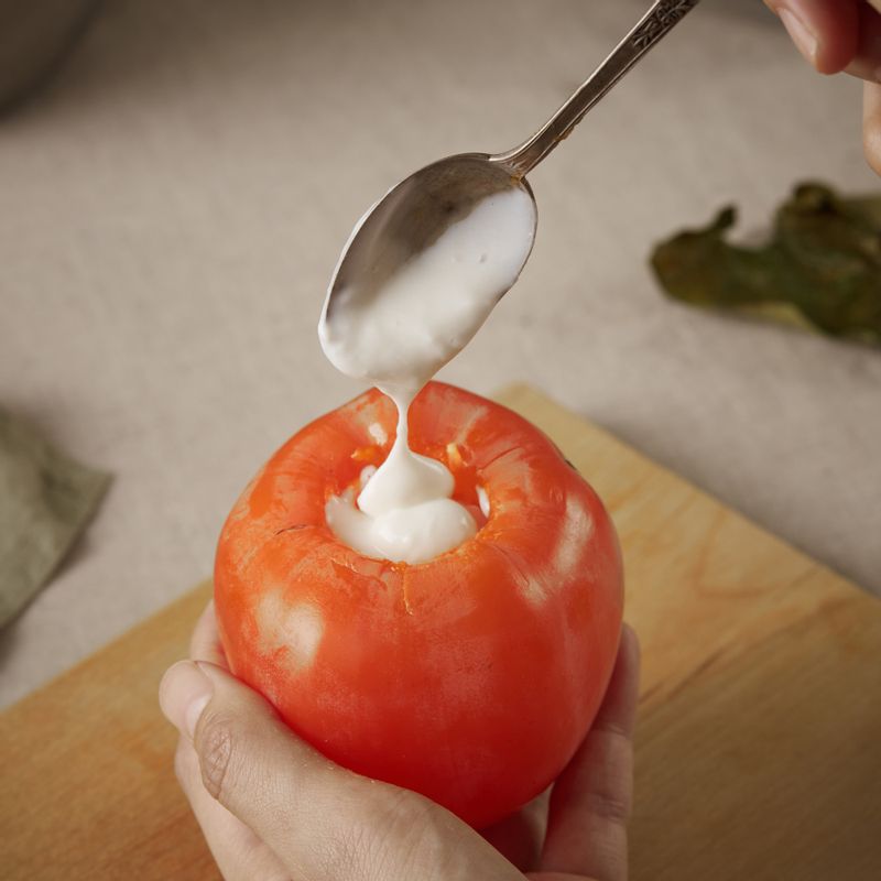 파낸 부분에 그릭 요거트를 가득 채워주세요.