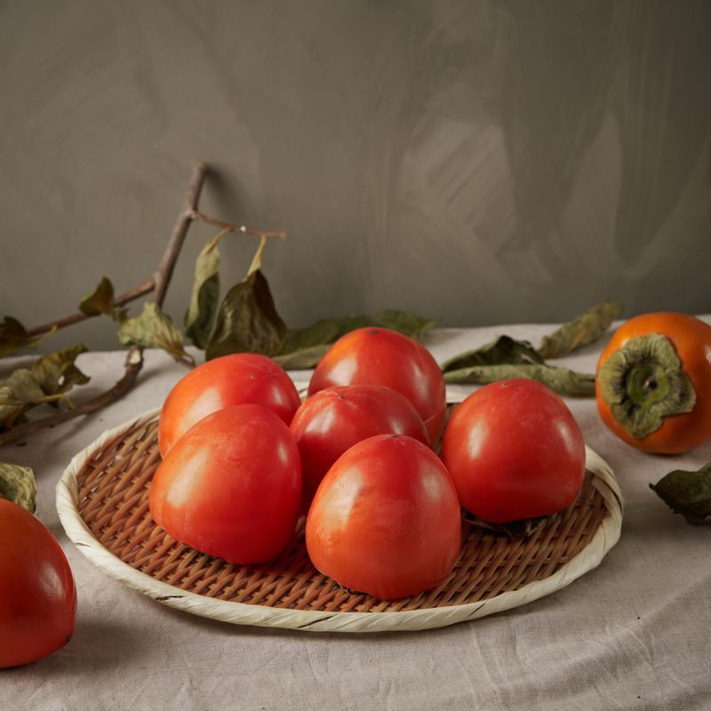 그릭홍시을 위한 재료 이미지로 홍시,그릭 요거트,꿀,그래놀라 등으로 구성 되어있습니다.