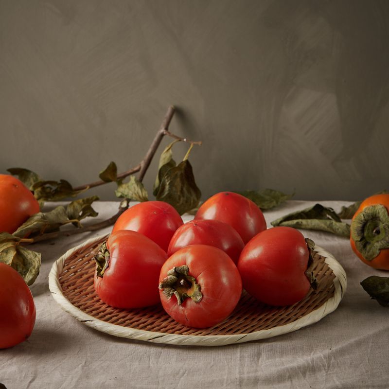 홍시라떼을 위한 재료 이미지로 홍시,우유,꿀,얼음 등으로 구성 되어있습니다.