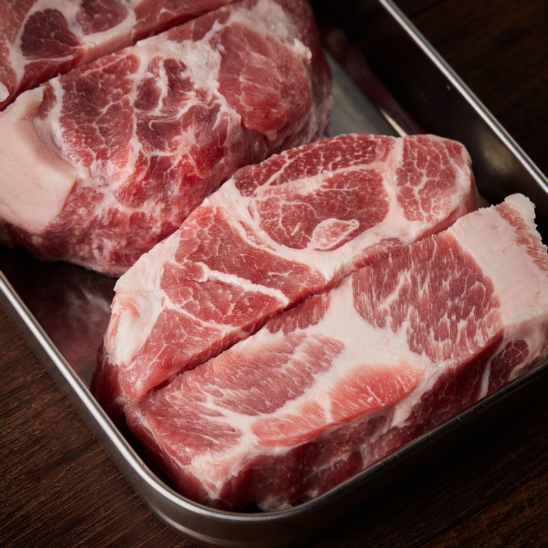 목살은 큼직하게 자르고, 양파는 굵게 채썰어주세요. 대파와 고추는 어슷하게 썰어주세요.