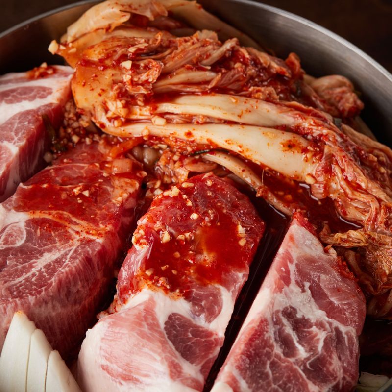 냄비에 김치를 담고 목살과 양파를 올린 후 양념장과 멸치다시마육수, 된장을 넣고 끓기 시작하면 불을 중간불로 줄여 1시간 20분 정도 끓여주세요.
(tip 끓이는 중간 뚜껑을 열어 김치가 바닥에 눌지 않도록 저어가며 끓여주세요)
(tip 부족한 간은 김치국물과 소금을 가감해서 조절해주세요)