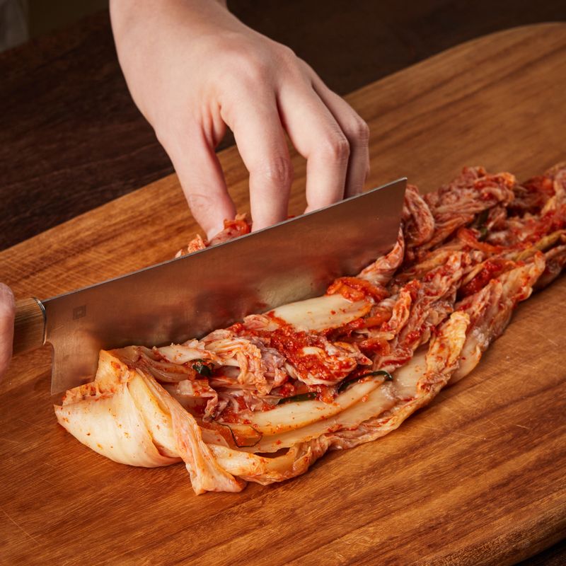 김치는 꼭지를 붙인 채 3등분하여 썰어주세요. 볼에 양념 재료를 넣고 섞어 양념장을 만들어주세요.
(tip 김치의 숙성 정도에 따라 설탕을 가감해주세요)