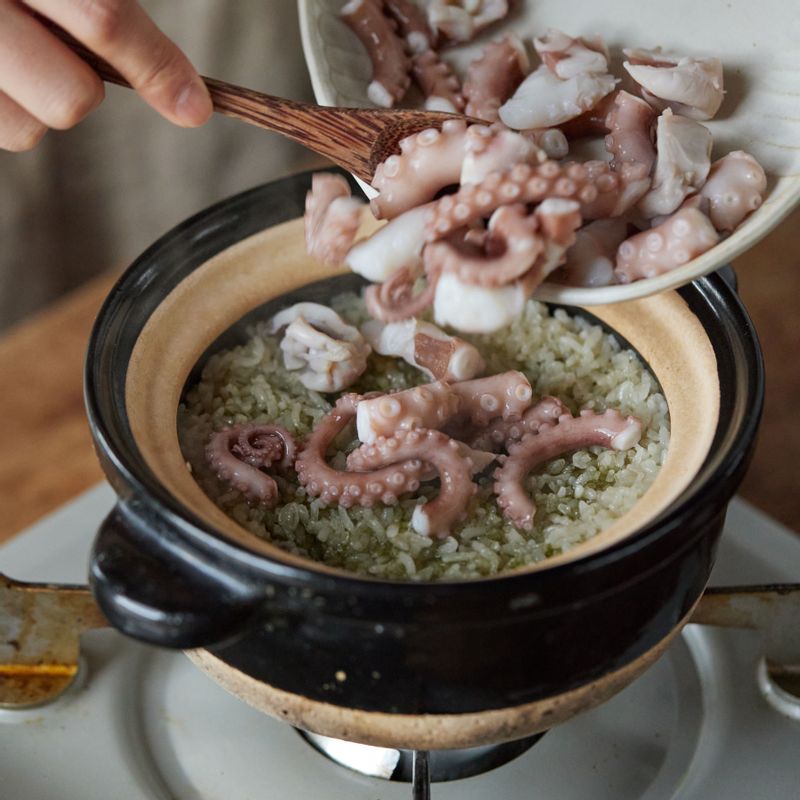 밥물이 끓기 시작하면 약한불로 줄여 15분정도 익힌 후, 밥이 되면 불을 끄고 낙지를 얹어 5~10분정도 뜸을 들여주세요. 
(tip. 솥밥에 간장 양념을 곁들여 맛있게 즐겨주세요.)