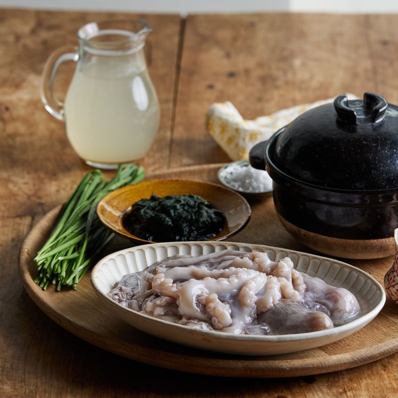 매생이 낙지 솥밥을 위한 재료 이미지로 낙지,매생이,쌀,부추 또는 쪽파,다시마 육수 등으로 구성 되어있습니다.