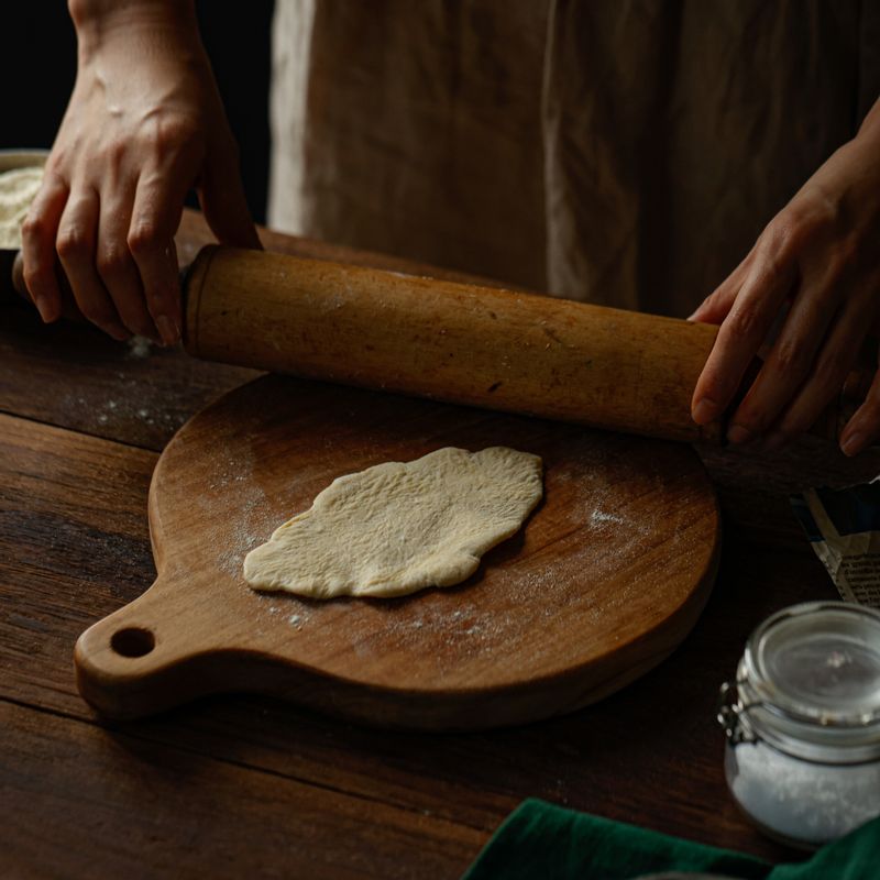 실온에 해동한 크로와상 생지를 도마에 놓고 밀대로 얇게 밀어주세요.