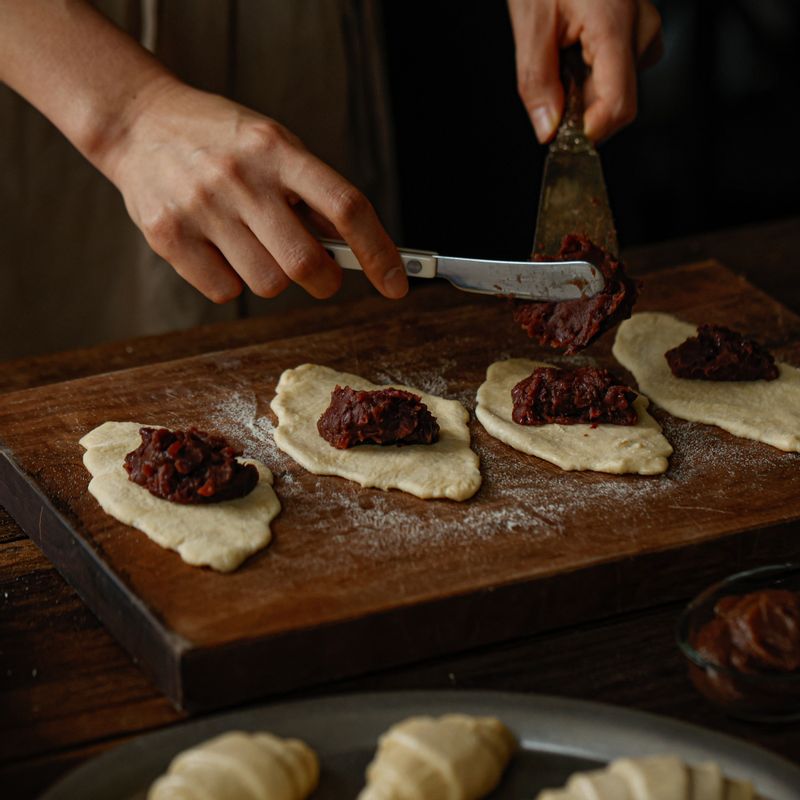 가운데 팥앙금을 1큰술씩 넣고 반으로 접어 끝 부분을 꾹꾹 눌러주세요.
(tip. 터지지 않도록 꼼꼼하게 감싸주세요)
