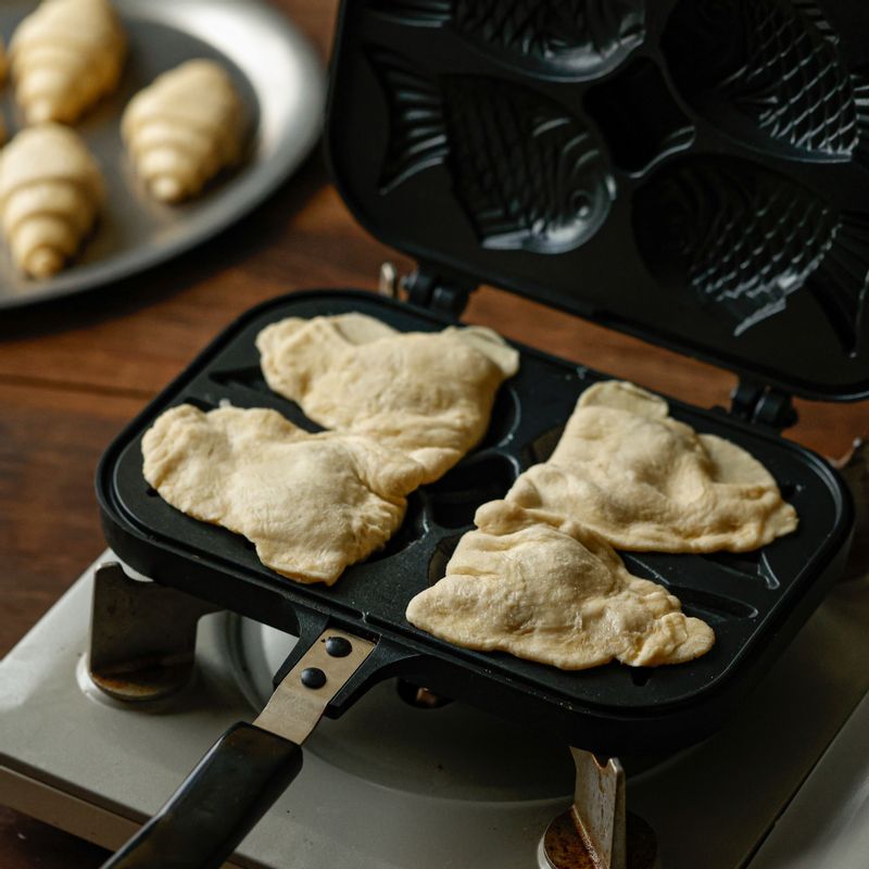 붕어빵 그릴에 하나씩 넣어주세요.