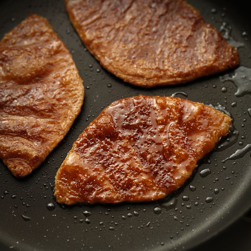 노릇해진 크로와상 위에 올리고당과 설탕을 뿌린 후 3분간 더 구워주세요. 완성된 크룽지를 채반에 올려 한 김 식혀주세요.