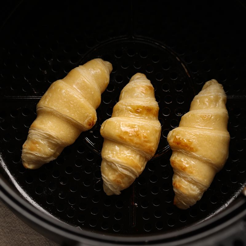 에어프라이어에 냉동 크로와상 생지를 넣고 150도로 2~3분간 구워주세요.
(tip. 해동된 생지는 따로 굽지 않고 만들어도 돼요)