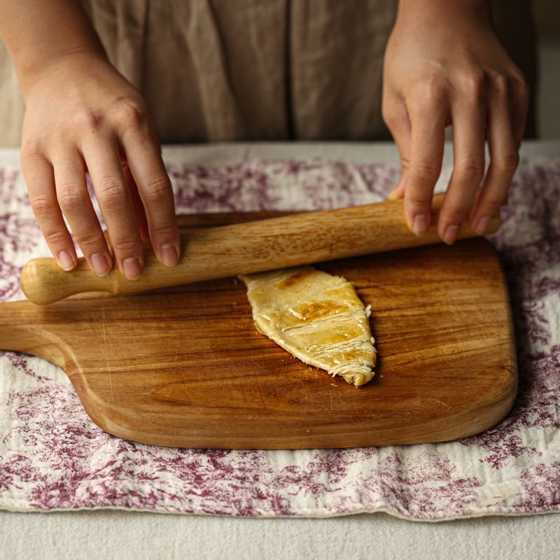 구운 생지를 밀대로 밀어 위아래, 양 옆을 늘려주세요.
