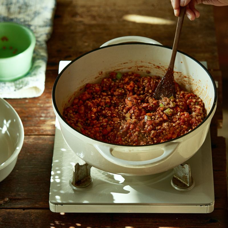 양파가 투명하게 볶아지면 토마토와 렌틸콩, 토마토소스를 넣어 볶고 물, 월계수잎을 넣은 후 30분 정도 끓여 주세요.