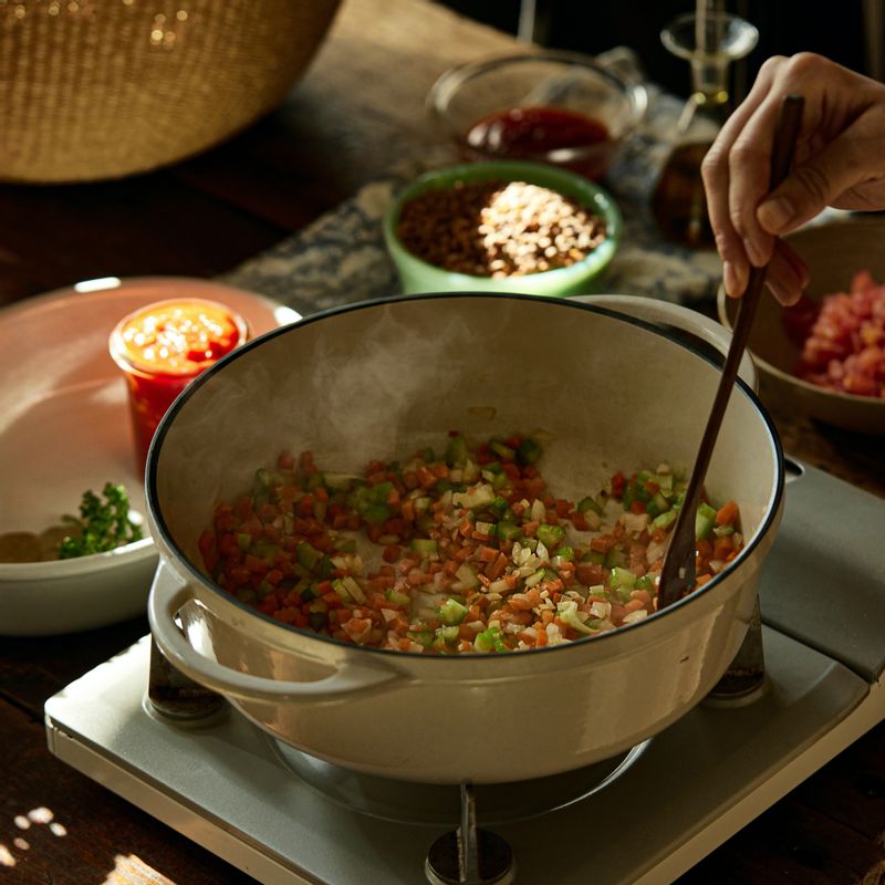 냄비에 올리브유와 다진 마늘을 넣고 볶다가 양파와 당근, 샐러리를 넣어 5분 정도 중간불에서 볶아주세요.
(tip. 야채의 맛이 진하게 배어 나올 수 있도록 충분히 볶아주세요)