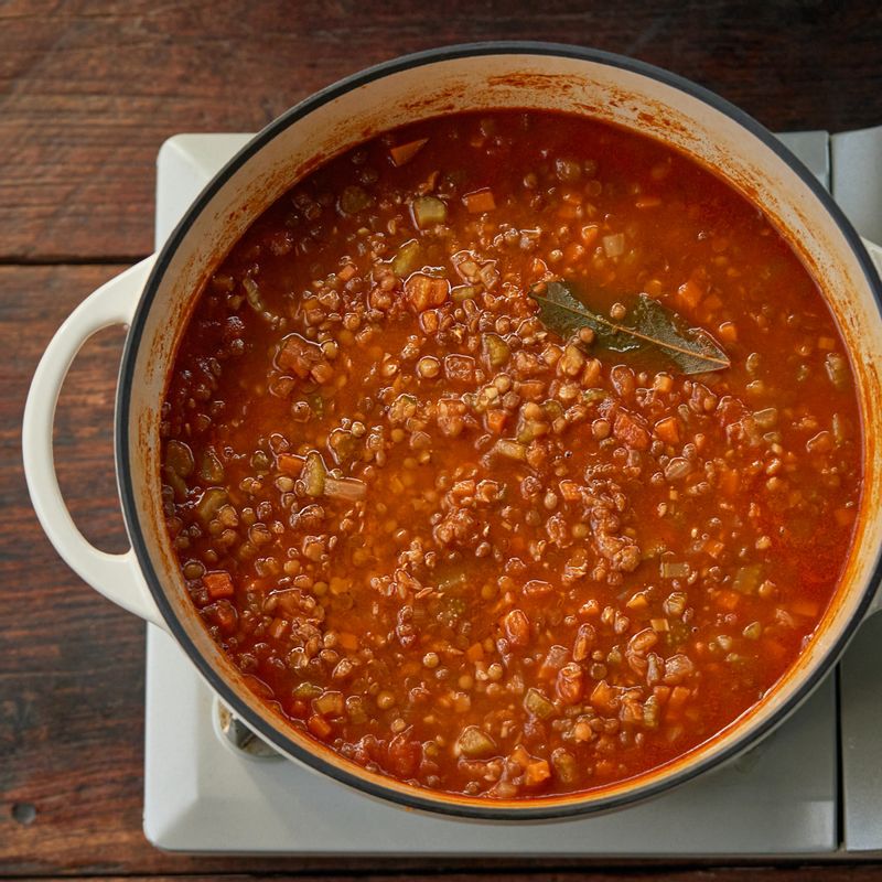 렌틸콩이 부드럽게 익으면 월계수잎을 건져내고 소금과 후춧가루를 넣어 간을 맞춘 후 다진 파슬리가루를 뿌려주세요.