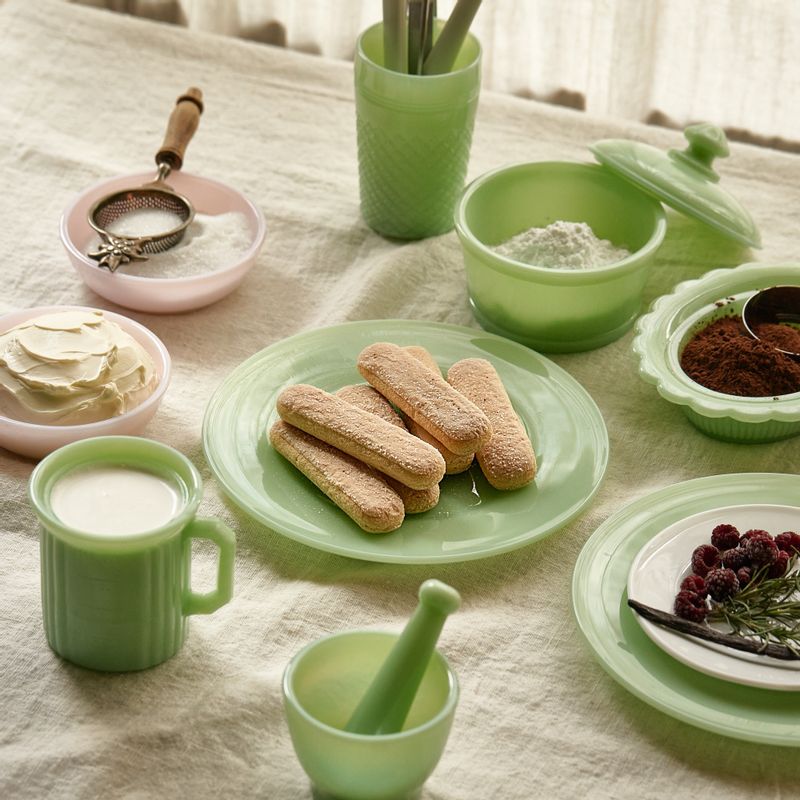 크리스마스 티라미수 을 위한 재료 이미지로 마스카포네 치즈,생크림,레이디핑거,슈가파우더,바닐라빈(또는 바닐라 익스트랙) 등으로 구성 되어있습니다.