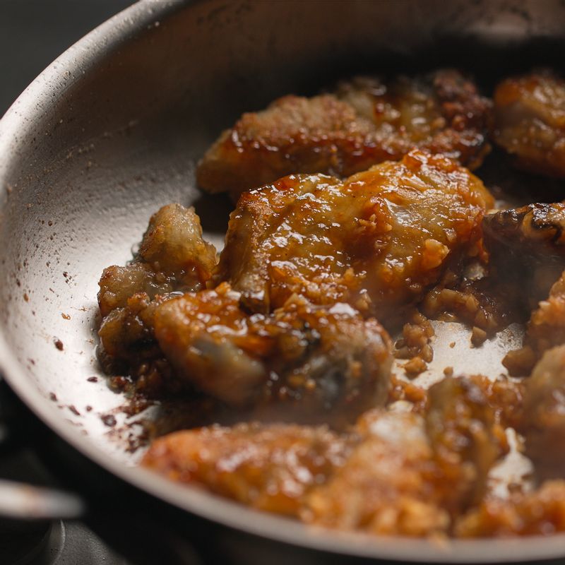 양념 재료를 넣고 골고루 섞어 졸여주세요.