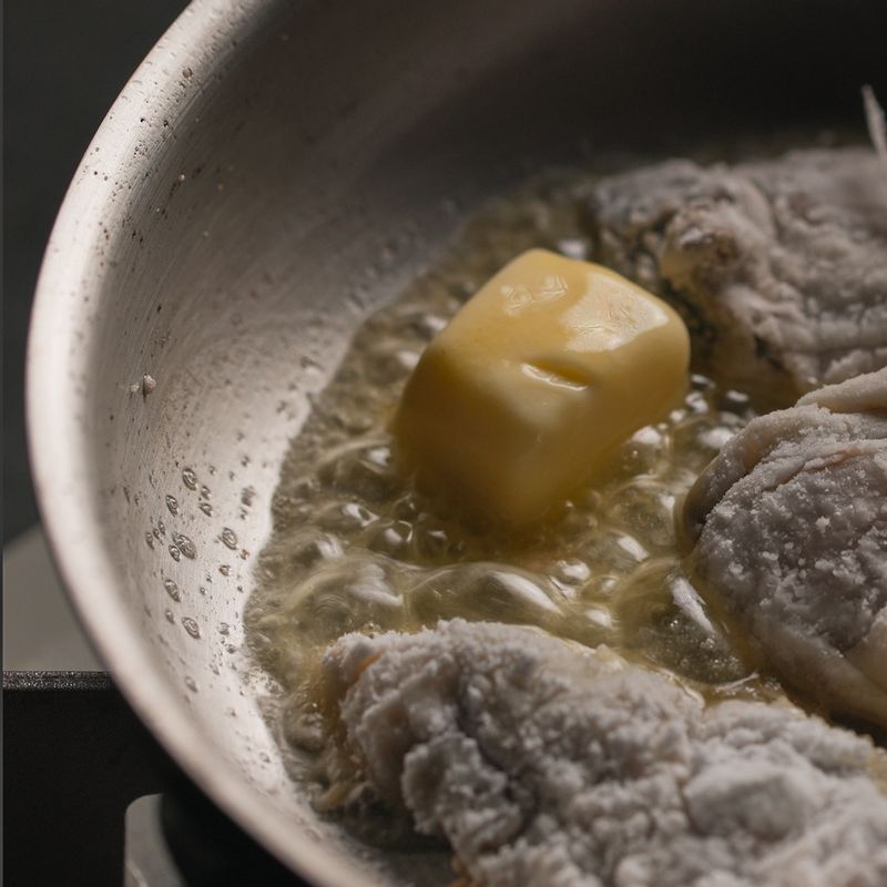 팬에 버터를 녹이고 굴을 올려 노릇하게 구워주세요.